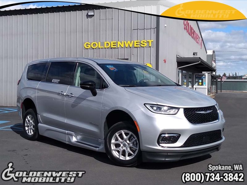 Used 2024 Chrysler Pacifica